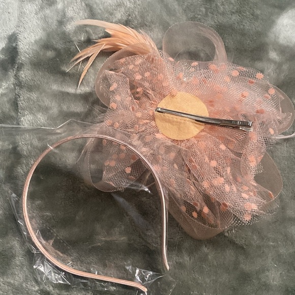 Elegant Peach Fascinator with Feathers and Pearls - Picture 2 of 3